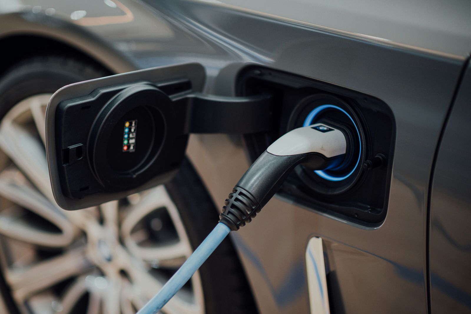 Bornes de recharge install&eacute;es sur le parking d&rsquo;une entreprise
