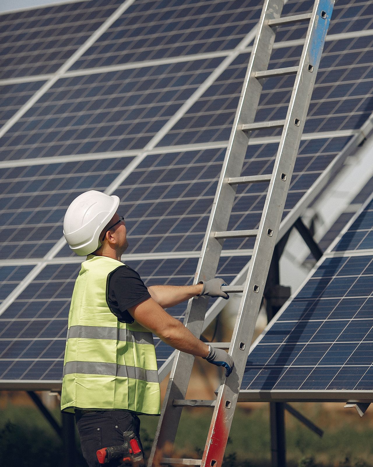 Technicien GTP Solaire raccordant une installation