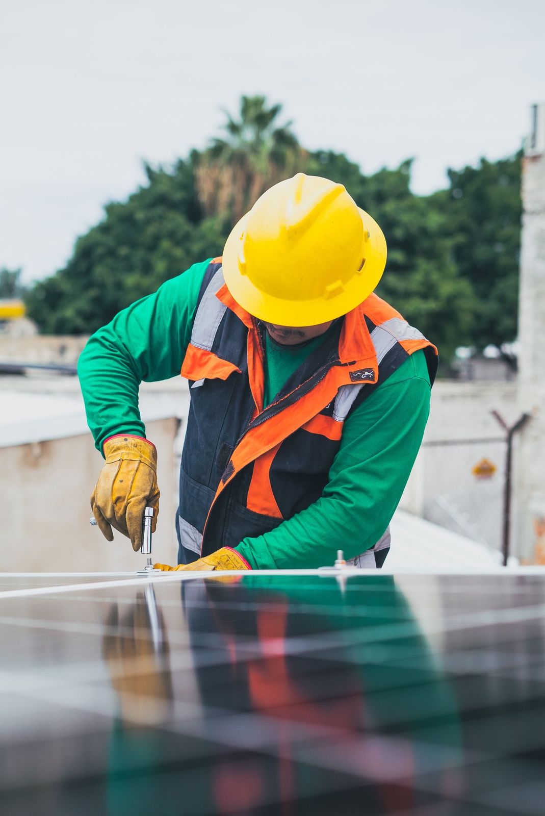 Technicien GTP Solaire lors d’une visite de maintenance
