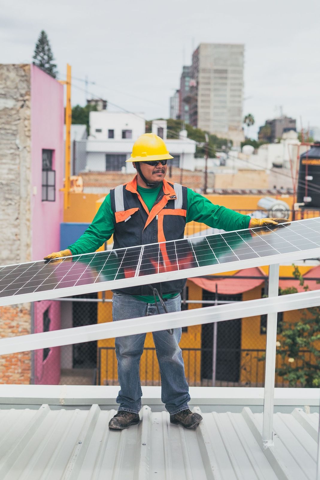 Technicien GTP Solaire relevant une toiture