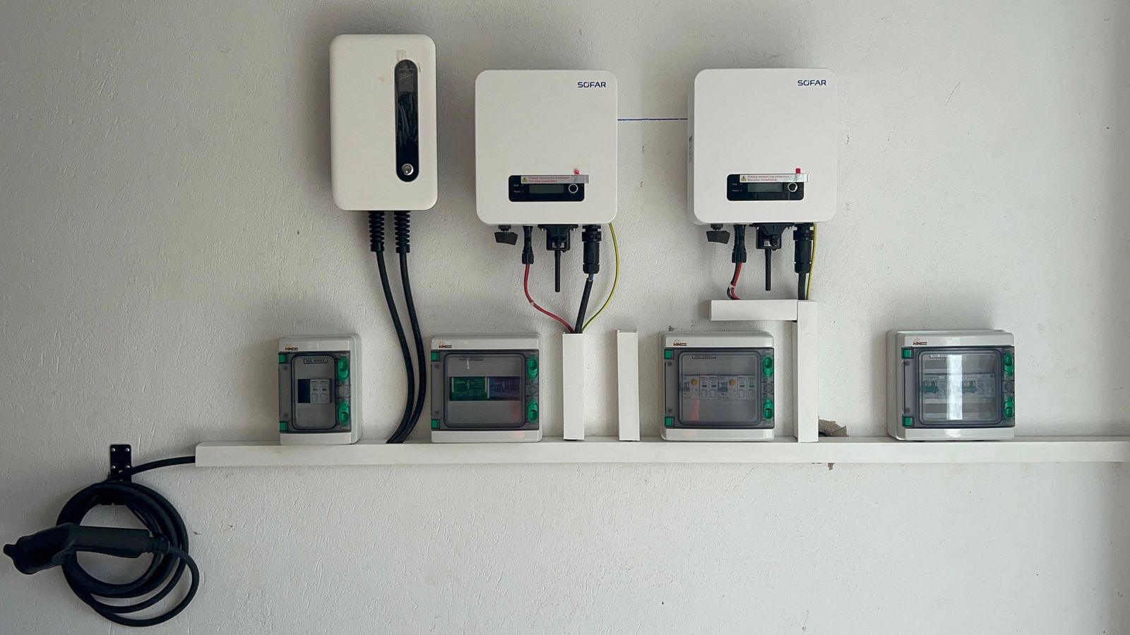 Onduleurs, protections et borne de recharge murale
